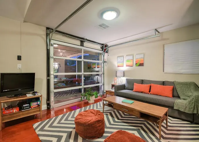 Hip Centrally Located * Phoenix